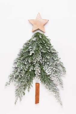 Noel ağacı dümdüz yatıyordu. Tebrik kartı.