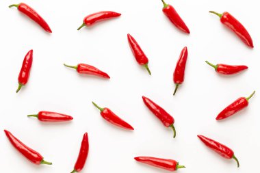 Biber veya kırmızı biber biber beyaz arka plan cuto izole