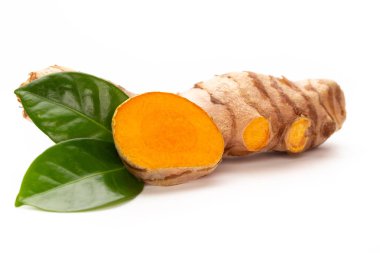 beyaz arkaplanda zerdeçal izole edildi