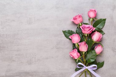 Çiçekler sevgililer günü kompozisyonu. GR üzerindeki pembe gülden yapılmış çerçeve