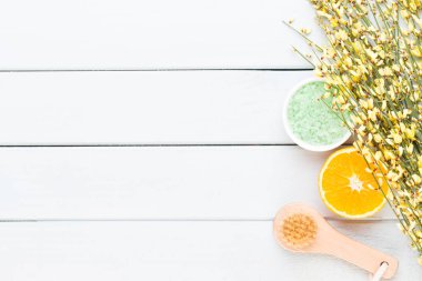 Pastel taşralı spa setiyle güzellik ve aromaterapi konsepti