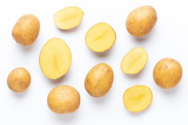 Beyaz arka planda izole edilmiş patatesler. Düz yatıyordu. Üst görünüm.