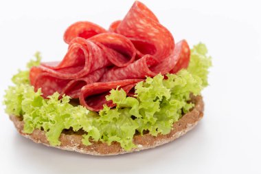 Beyaz arka planda salamlı sandviç..