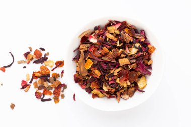 Beyaz arka planda bitki çayı. Üst görünüm.