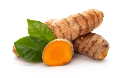 beyaz arkaplanda zerdeçal izole edildi