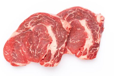 Beyaz arka planda taze çiğ biftek izole edilmiş..