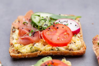 Krem peynirli, sebzeli ve salamlı sandviç..