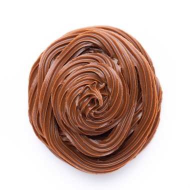 Beyaz arka planda izole edilmiş çikolata kremi. Düz yatıyordu.