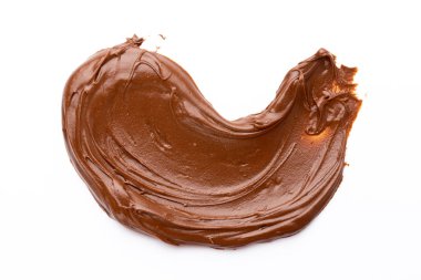 Beyaz arka planda izole edilmiş çikolata kremi. Düz yatıyordu.