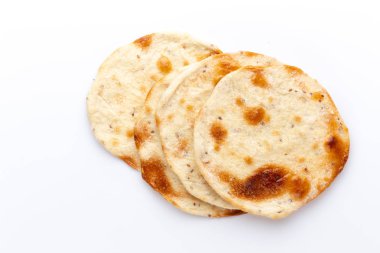 Flatbreads. Arap beyaz arka plan üzerinde izole ekmek.