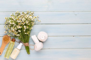 Deniz tuzu, şişelerde aromaterapi yağı ve vintage w papatya