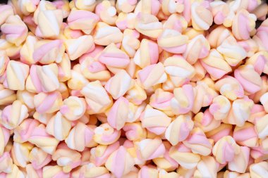 Marshmallow boşaltmak mavi zemin üzerine. Düz yatıyordu veya üst 