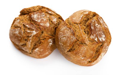 Beyaz arkaplanda çavdar ekmekleri.