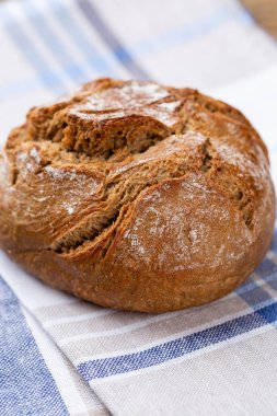 Ahşap arka planda altın kırsal ekmek ve çörekler