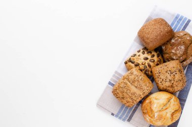 Ahşap arka planda altın kırsal ekmek ve çörekler