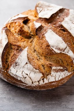 Ahşap arka planda altın kırsal ekmek ve çörekler