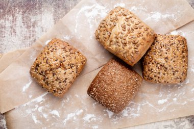 Ahşap arka planda altın kırsal ekmek ve çörekler