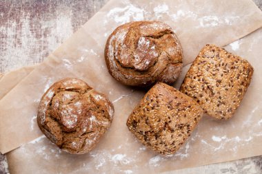 Ahşap arka planda altın kırsal ekmek ve çörekler