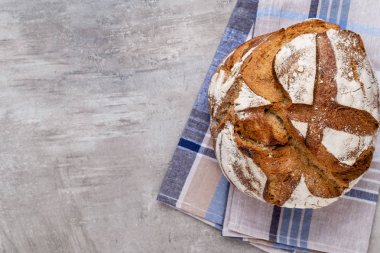 Ahşap arka planda altın kırsal ekmek ve çörekler