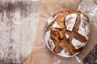Ahşap arka planda altın kırsal ekmek ve çörekler