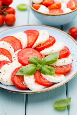 Klasik caprese salatası. Mozzarella domatesleri ve Basilikum.