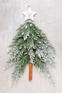 Noel ağacı dümdüz yatıyordu.