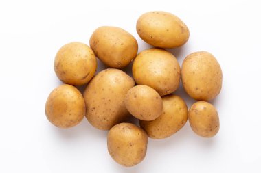 Beyaz arka planda izole edilmiş patatesler. Düz yatıyordu. Üst görünüm.