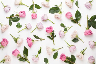 Çiçekler sevgililer günü kompozisyonu. GR üzerindeki pembe gülden yapılmış çerçeve