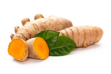 beyaz arkaplanda zerdeçal izole edildi