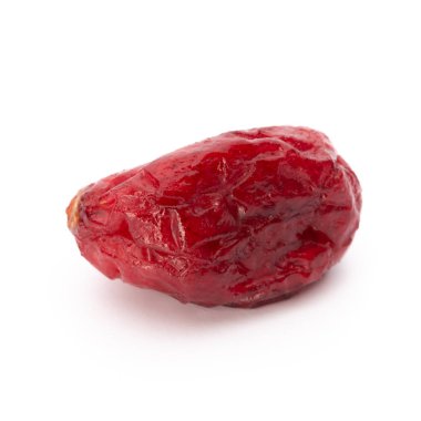 Kurutulmuş yaban mersini beyaz arka planda izole edilmiş.