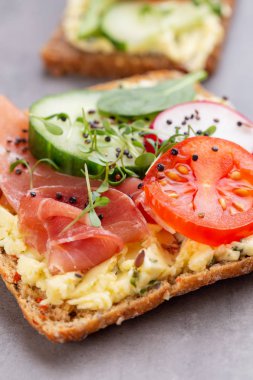 Krem peynirli, sebzeli ve salamlı sandviç..