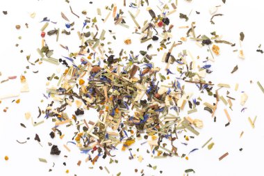 Beyaz arka planda bitki çayı. Üst görünüm. 