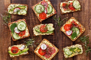 Krem peynirli, sebzeli ve salamlı sandviç..