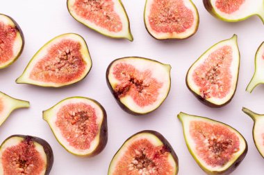 Beyaz arka plan üzerinde izole incir meyve. Üstten Görünüm. Düz yatıyordu patt