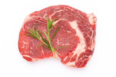 Beyaz arka planda taze çiğ biftek izole edilmiş..