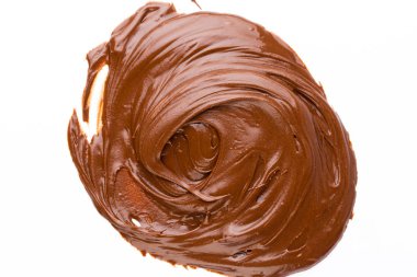 Beyaz arka planda izole edilmiş çikolata kremi. Düz yatıyordu.