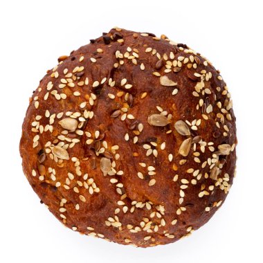 Beyaz arkaplanda çavdar ekmekleri.