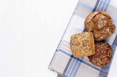 Ahşap arka planda altın kırsal ekmek ve çörekler