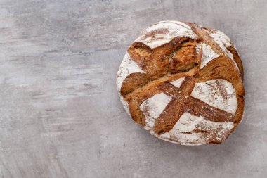 Ahşap arka planda altın kırsal ekmek ve çörekler