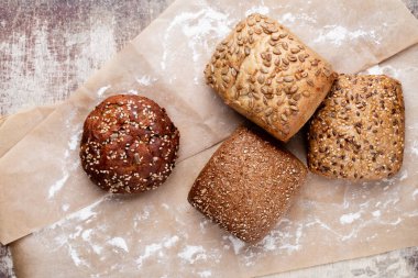 Ahşap arka planda altın kırsal ekmek ve çörekler