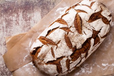 Ahşap arka planda altın kırsal ekmek ve çörekler