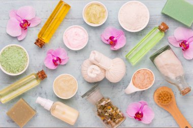 Deniz tuzu, şişelerde aromaterapi yağı ve vintage w papatya