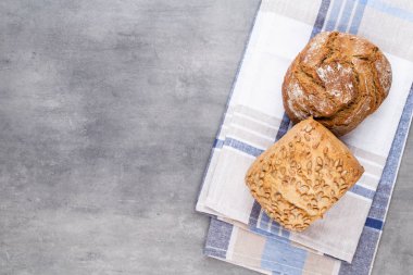 Ahşap arka planda altın kırsal ekmek ve çörekler