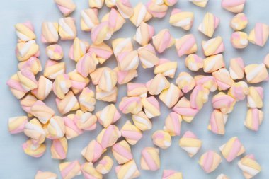 Marshmallow boşaltmak mavi zemin üzerine. Düz yatıyordu veya üst 