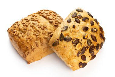 Beyaz arkaplanda çavdar ekmekleri.