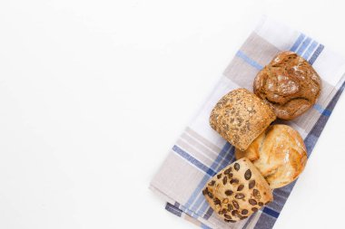 Ahşap arka planda altın kırsal ekmek ve çörekler