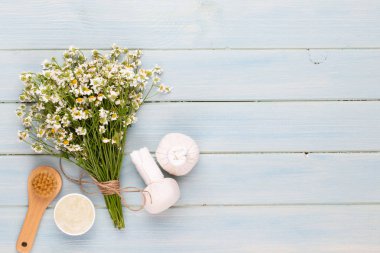 Deniz tuzu, şişelerde aromaterapi yağı ve vintage w papatya