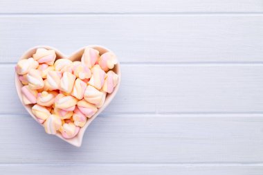 Marshmallow boşaltmak mavi zemin üzerine. Düz yatıyordu veya üst 