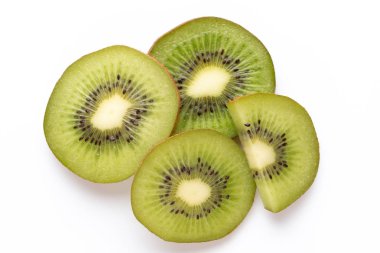 Beyaz arka planda Kivi meyveleri dilimleri.