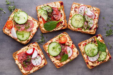 Krem peynirli, sebzeli ve salamlı sandviç.. 